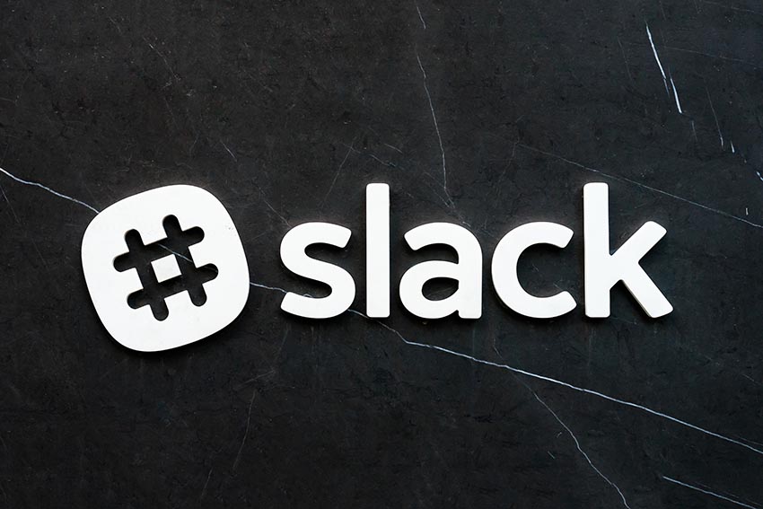 Logos de marca de Slack en pizarra
