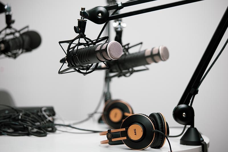 Podcast micrófonos y auriculares