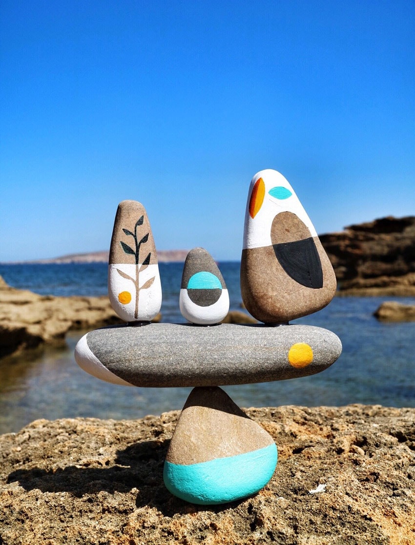 Piedras pintadas sobre la costa de la playa